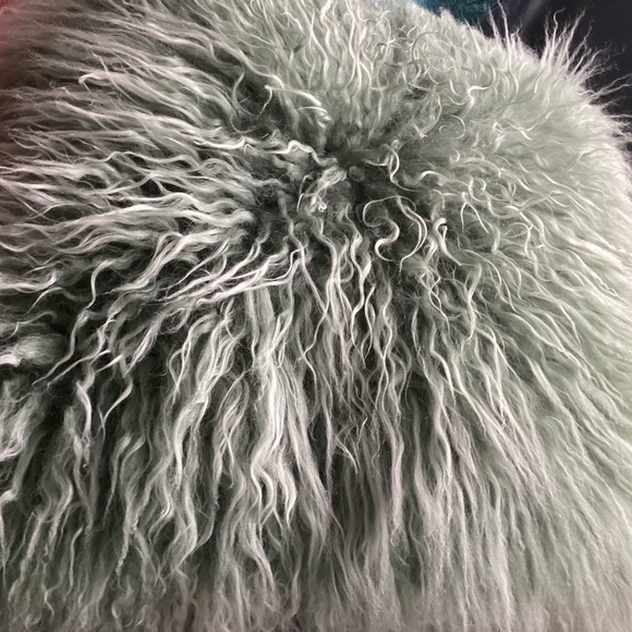 URBAN BARN SAGE GREEN LARGE SQUARE MONGOLIAN SHEEP FUR PILLOW - Picture 5 of 10
